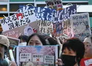 杉並区JR阿佐ケ谷駅前で「ペンライト大集会」、戦争反対と改憲反対を訴え数百人参加