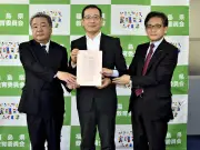 新聞活用の教育実践報告書を県教委に贈呈　福島県NIE協議会
