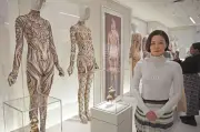 米NYでコスチュームアート展開幕、レディー・ガガ衣装の廣川玉枝作品も