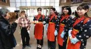 狭山市役所で湯茶接待 新茶振る舞いと原画展示でお茶文化をPR