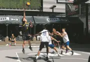 新プロリーグ「RBL」開幕、3人制バスケ「3×3」が歌舞伎町で熱戦