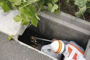 高速道路SAで「黄金のペットボトル」問題深刻化 破裂や感染症のリスクも