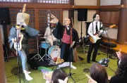 お坊さんと葬儀屋の異色バンド「THE南無ズ」、仏教×音楽×お笑いで新境地
