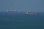 イランがUAEに巡航ミサイル攻撃、米国の海峡通過措置に対抗か