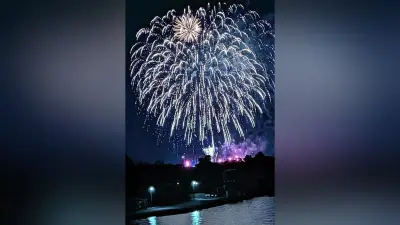 熊本・水俣市「恋龍祭」で花火2000発、夜空と海面に幻想的な光景