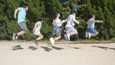 動いているなわを跳ぶと頭が良くなる？子どもの論理思考力を高める遊び3選