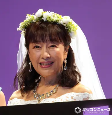 69歳かたせ梨乃、純白ウエディングドレスで会見「16歳に見えますか」主演ドラマで61歳の“自認16歳美少女”役