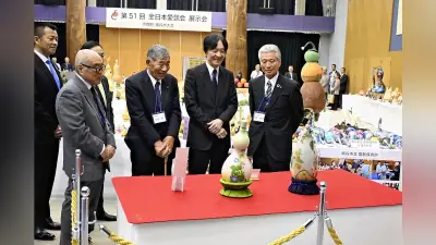 秋篠宮さま、京都・南丹でひょうたん工芸展示会をご視察