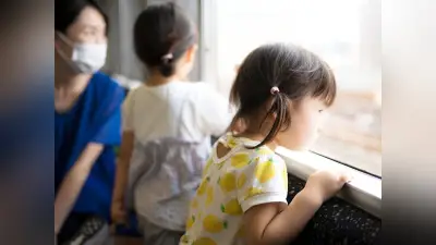 バスや電車で幼い子を優先して座らせる親が増えた理由とは？安全面から考える