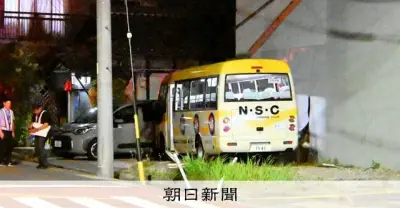低速走行のマイクロバスが歩行者をはねる瞬間、ドライブレコーダーが捉える 名古屋