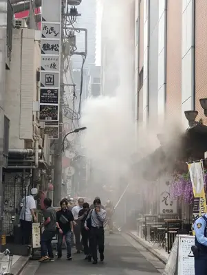 東京・新橋駅近くの繁華街で火災、パチンコ店や居酒屋ビルから避難
