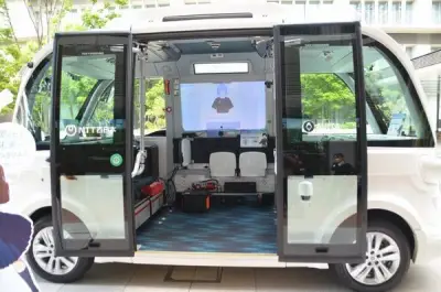 自動運転EVバス内でアバターが案内、NTT西日本など3社が提携