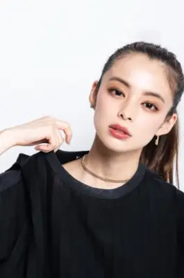 「FIFA公認美女」SHONO、W杯現地で美腹筋披露！オランダ戦2-2に歓喜