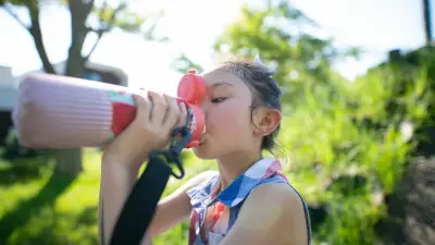熱中症対策の水筒で内臓損傷リスク 小児科医が警告する正しい持ち方