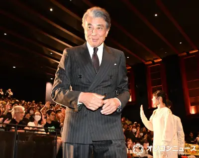 舘ひろし、客席からサプライズ登場で「ひろし」コールの嵐 千両役者ぶり発揮