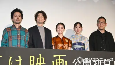 井之脇海と上田誠監督、黄色い靴下がお揃い！映画『君は映画』初日舞台挨拶