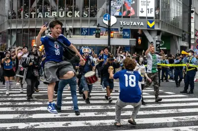 渋谷スクランブル交差点が歓喜の渦、日本がW杯決勝T進出決定