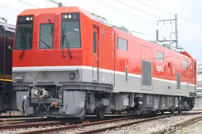JR西日本、新型事業用車「DEC743」を報道公開 国鉄DF50形を彷彿とさせる朱色デザイン