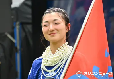 坂本花織、サムライブルーにド派手ネックレスでサッカーイベント登場「重かった」