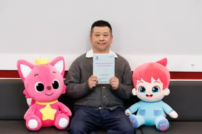 ケンドーコバヤシ、パパになって初のファミリー映画出演『べべフィン』で恐竜役