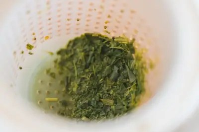 緑茶の茶カテキン効果を最大化！飲むだけでなく茶葉を食べて有効成分70％摂取