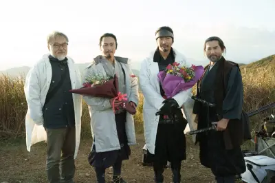 本木雅弘主演『黒牢城』596秒メイキング映像解禁、宮舘涼太の弓稽古など舞台裏公開