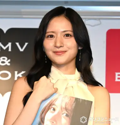 乃木坂46金川紗耶、1st写真集発売記念会見でミニ丈ワンピ姿「ずっと夢だった」