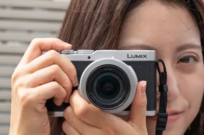 パナソニック新型LUMIX L10は撮り自慢したくなるコンパクトカメラ、明るいズームとメカっぽい操作感が魅力