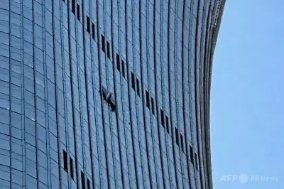 北京最高峰ビル「シティックタワー」に小型機衝突、528メートルの高層ビルに穴