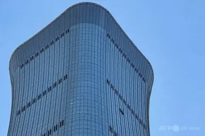 北京最高峰ビルに小型機衝突、パイロット死亡と13人負傷