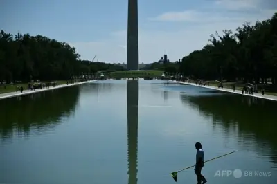 トランプ氏肝いりの反射池、藻で緑色に 星条旗の青のはずが