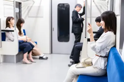 なぜ隣に来る？「トナラー」の心理と対処法を徹底解説