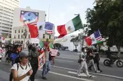 米国、不法移民摘発の効果見えず ロス抗議1年、収容施設で問題相次ぐ
