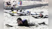 泥まみれ歓声「鹿島ガタリンピック」1400人が熱狂 ユニーク競技に笑顔