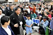 若隆景パレードに1万5000人、福島駅前が祝福の渦に