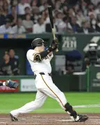 巨人が逆転勝ちで3連勝、泉口の決勝二塁打でオリックスを下す