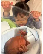 生後3日の赤ちゃんに鼻を潰して迫る姉の愛情「守ってやっかんな」4万いいね