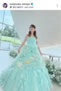 56歳渡辺美奈代、ミントグリーンのフラワードレス姿に絶賛の声