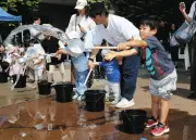 埼玉・新都心で打ち水大作戦、親子で涼しさ体感 路面温度8度低下