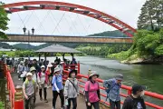赤べこの里・柳津でウオーキング大会 約800人が只見川沿いの自然満喫