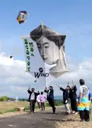 畳8枚分の大凧を引き合う伝統行事、新潟・刈谷田川で300年以上続く「大凧合戦」
