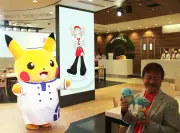 大和田伸也78歳、ポケモンカフェでピカチュウと共演「ピカ！ピカ！」と照れながら熱唱