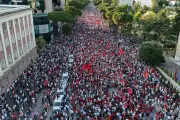 アルバニアでラマ首相辞任求める大規模デモ、クシュナー氏支援リゾート開発に反発