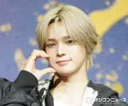＆TEAM・K、『ブルーロック』コラボユニフォーム姿披露 背中にロゴ輝くカスタムデザイン