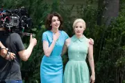 アン・ハサウェイ＆ジェシカ・チャステイン共演『隣人たち』60'sファッション特別映像公開
