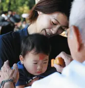 栃木・足利の奇祭「初山ペタンコ祭り」、子どもの額に元気印の朱印