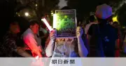 国会前デモに集う多様な「光」、ペンライトや編み物で平和願う