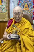 ダライ・ラマ１４世にグラミー賞トロフィー授与、中国は反発