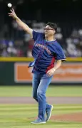 大リーグ、斎藤隆さんが始球式 大谷先発登板の試合で