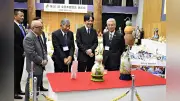 秋篠宮さま、京都・南丹でひょうたん工芸展示会をご視察